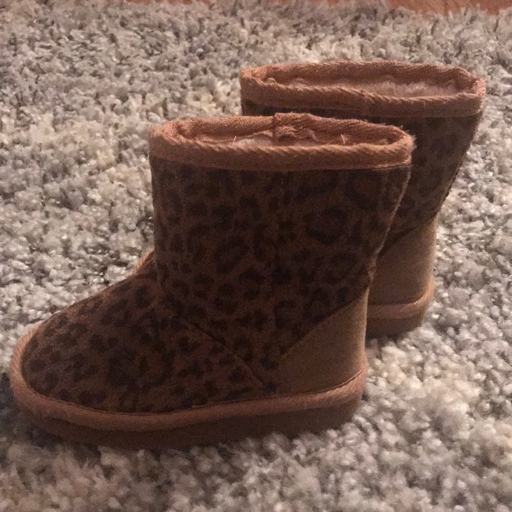 Baby leopard boots